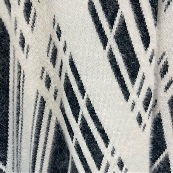 Frank Lyman Abstract Black White Cardigan Sweater Size 10 - Picture 4 of 7